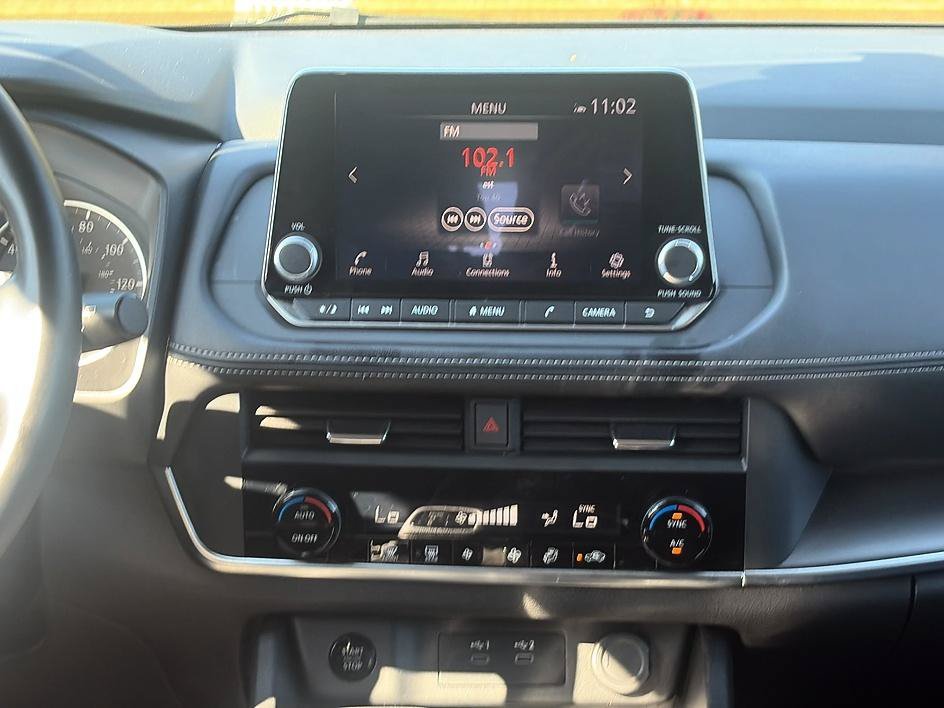 Used 2025 Deep Ocean Blue Pearl Nissan SV image 32