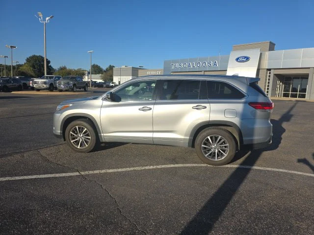 Used 2018 Silver Toyota XLE image 6