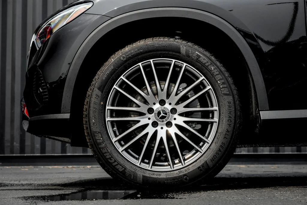 New 2026 Black Mercedes-Benz GLC 300 image 4