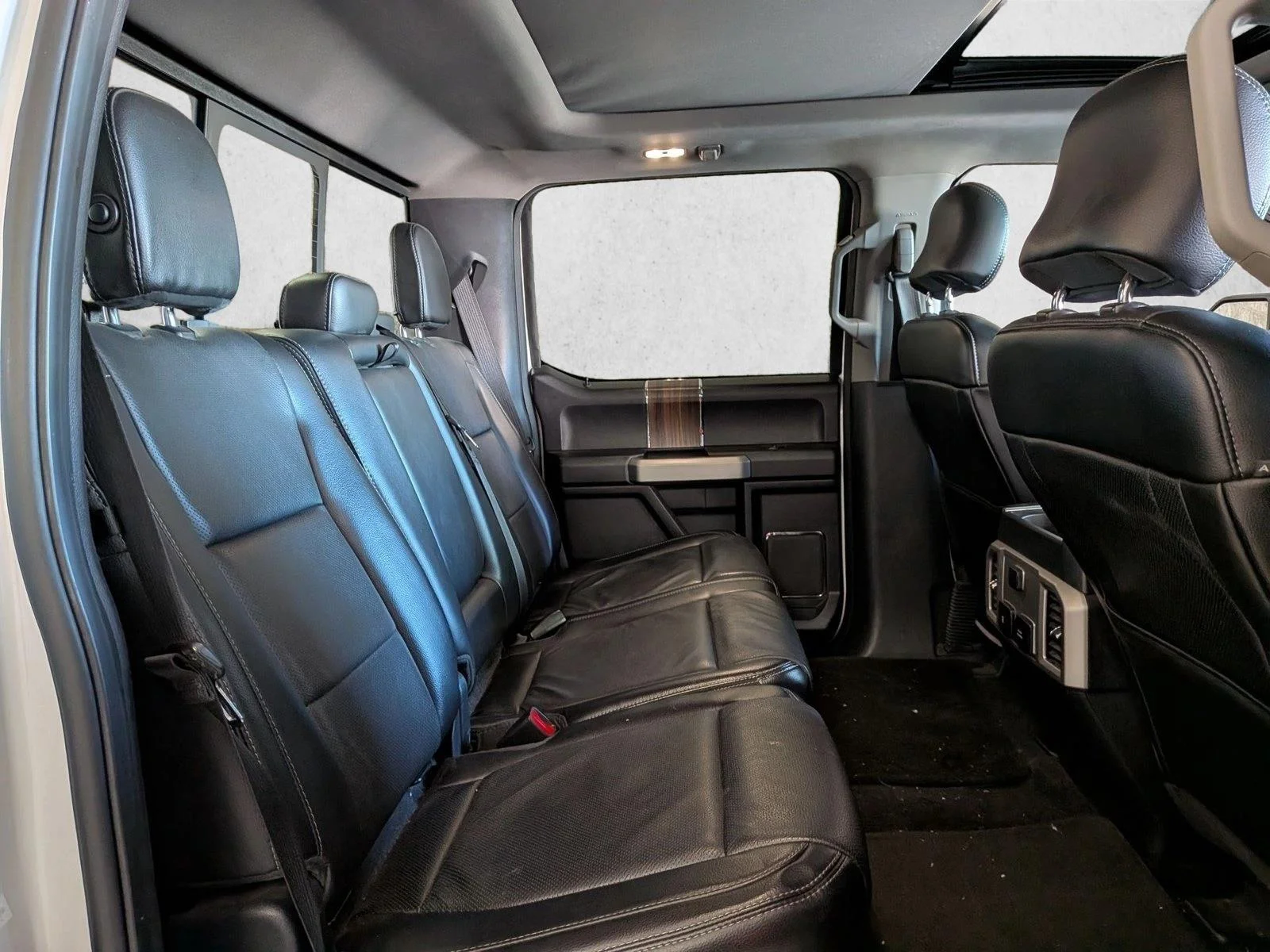 Used 2017 White Platinum Metallic Tri-Coat Ford Lariat image 20