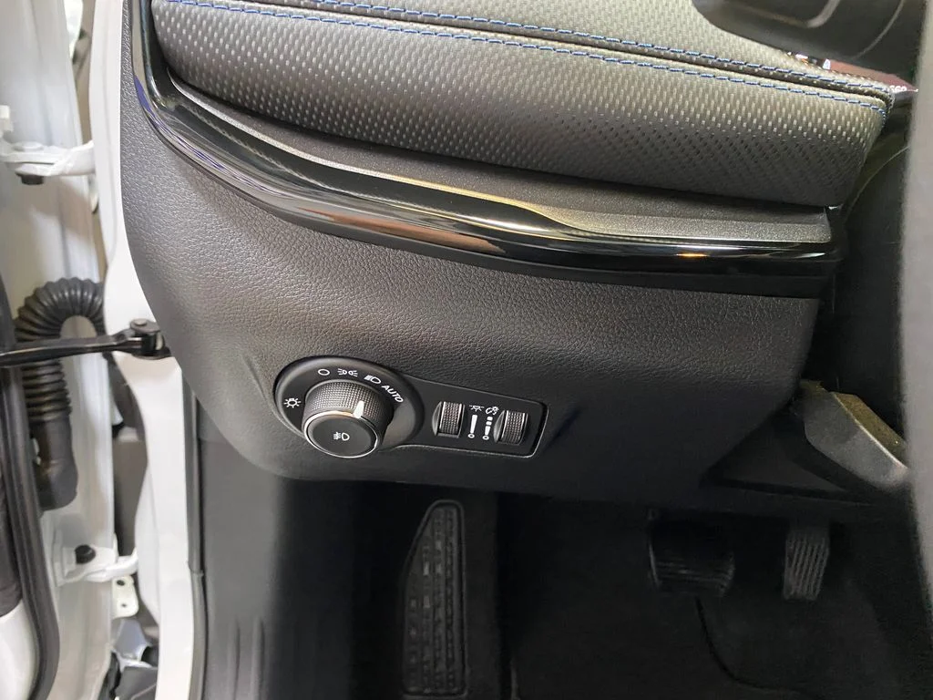 Used 2026 White Jeep Latitude image 34