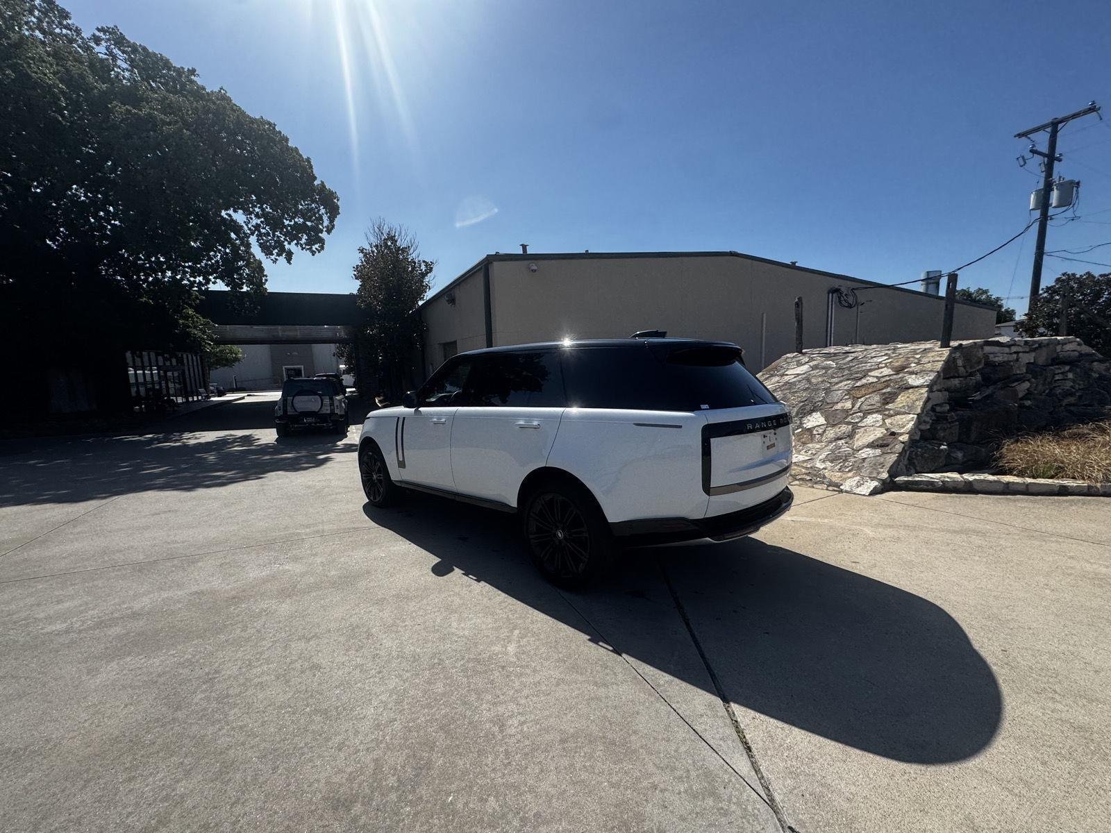 Used 2024 White Land Rover SE image 3