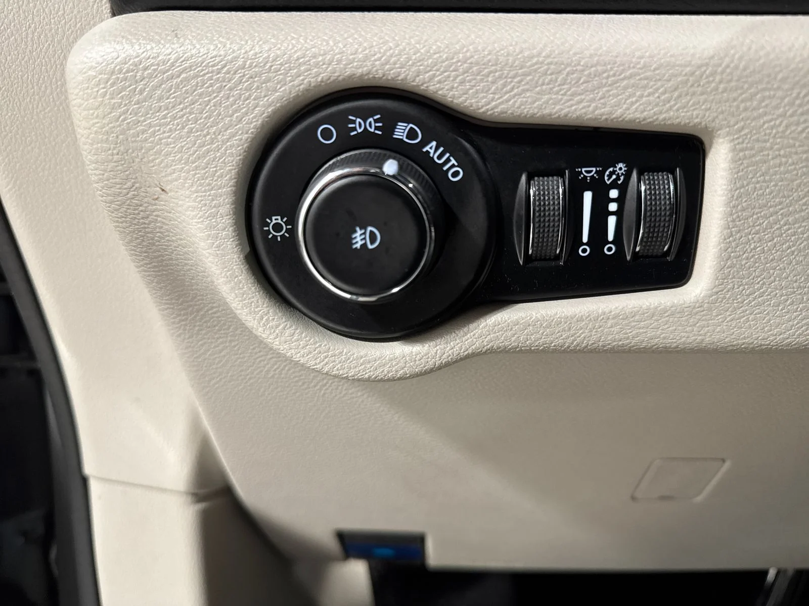 Used 2023 White Chrysler Limited image 17