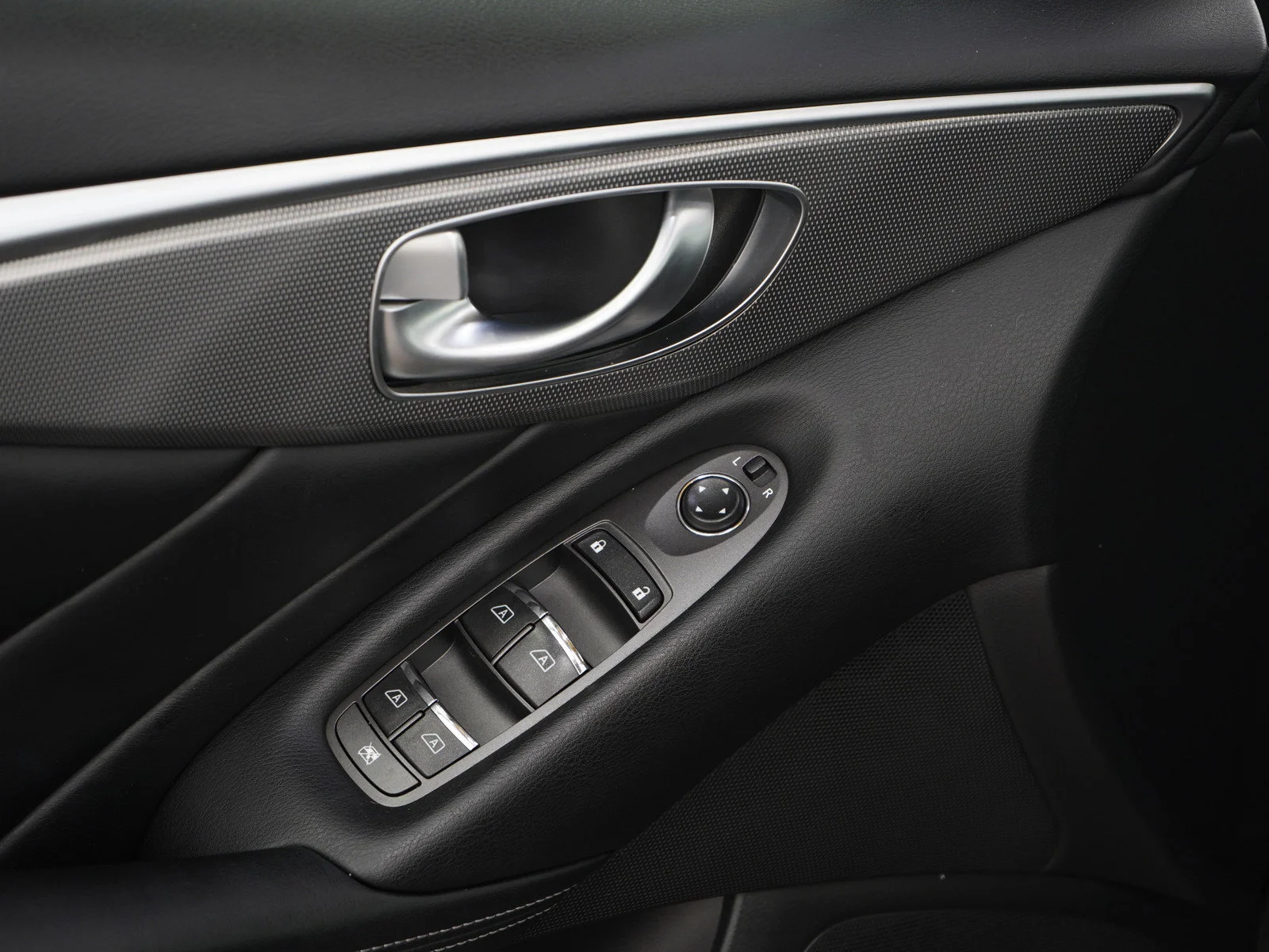 Used 2015 Black Obsidian INFINITI Sport image 20