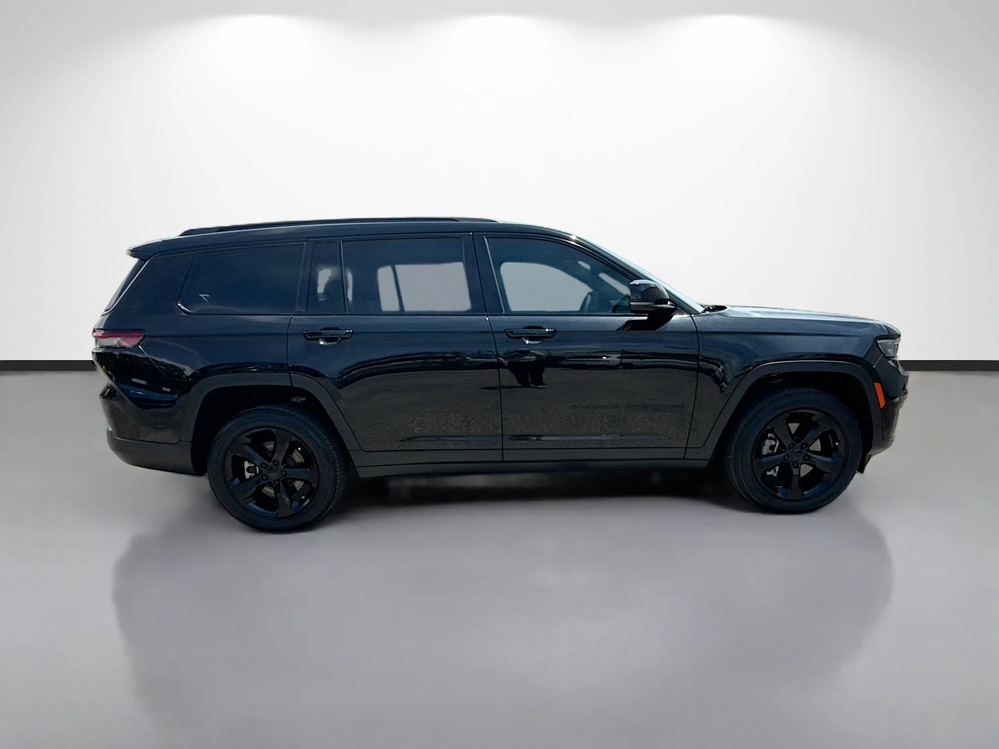 Used 2024 Diamond Black Crystal Pearlcoat Jeep Altitude X image 2