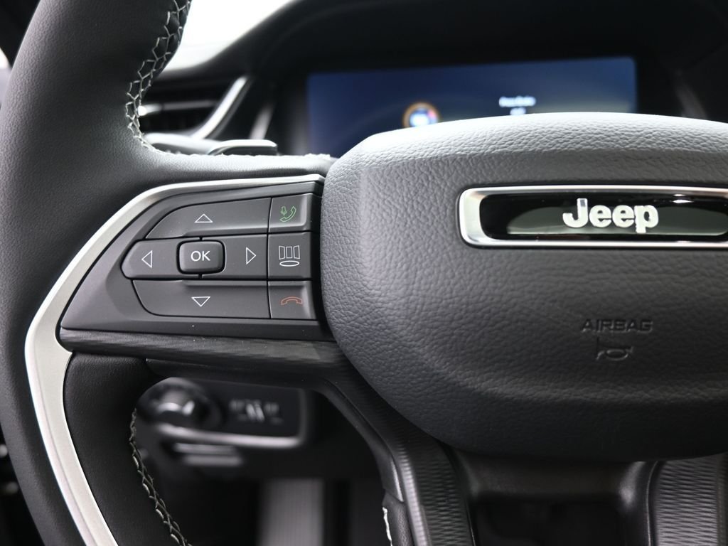 New 2025 Diamond Black Crystal Pearl-Coat Exterior Paint Jeep Altitude X image 28