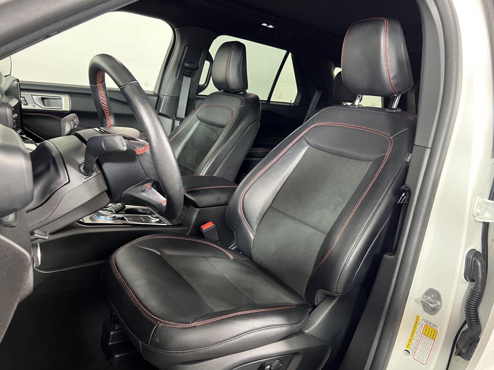 Used 2023 Star White Metallic Tri-Coat Ford ST-Line image 17