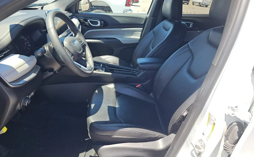 Used 2025 White Jeep Limited image 9