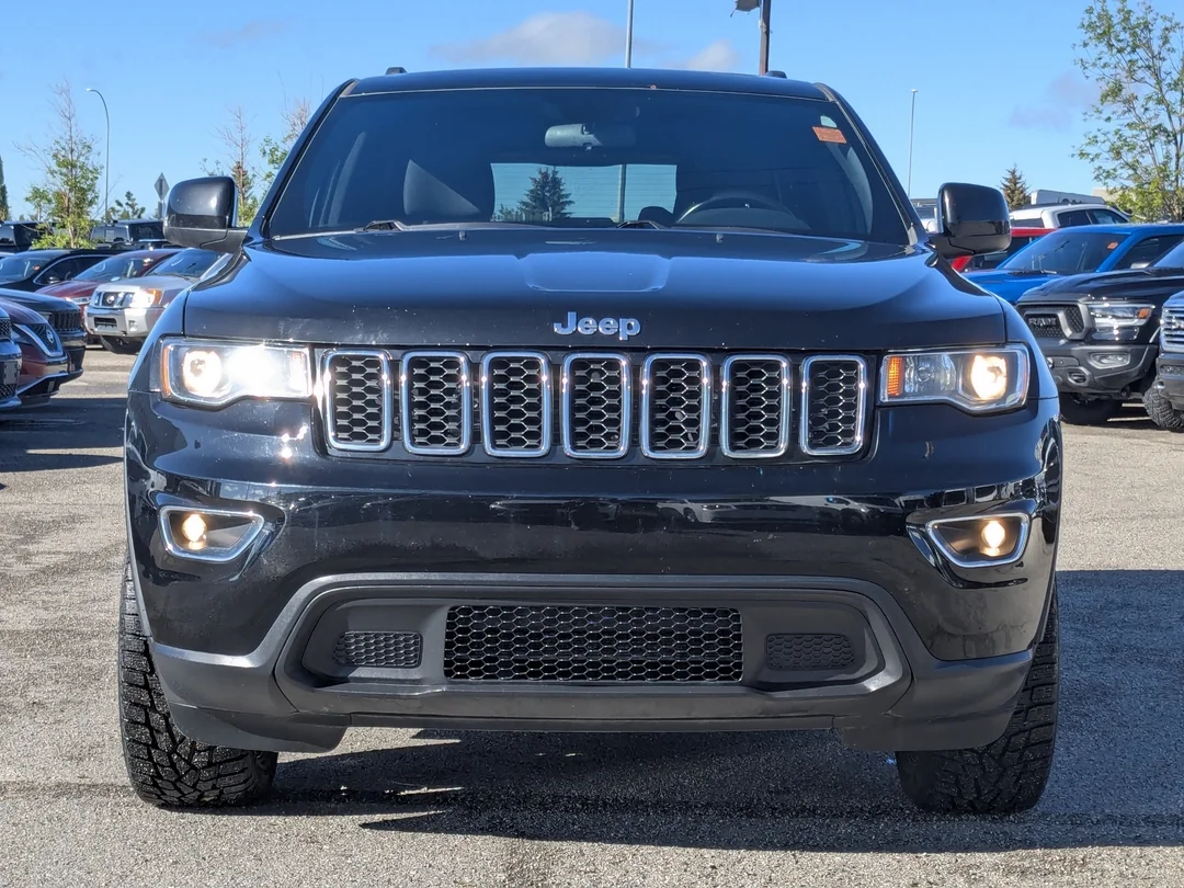 Used 2018 Black Jeep Laredo - - 4x4 - 3.6L Pentastar V6 - Quadra-Trac I 4x4 - Keyless Go - ParkView & ParkSense & More! image 3