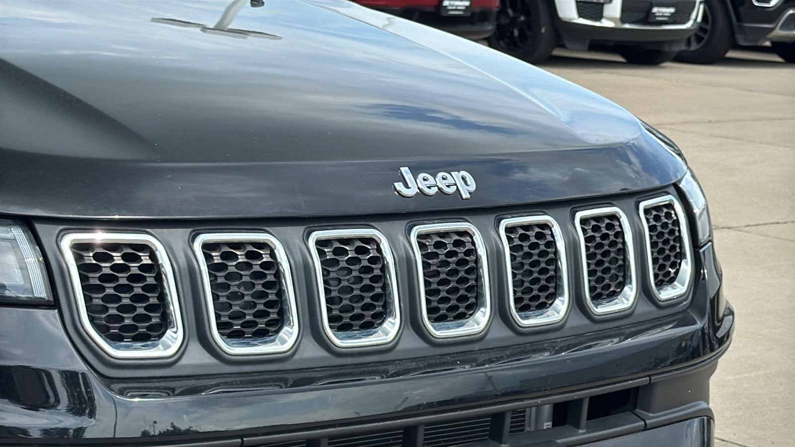 Used 2023 Black Jeep Latitude Lux image 3