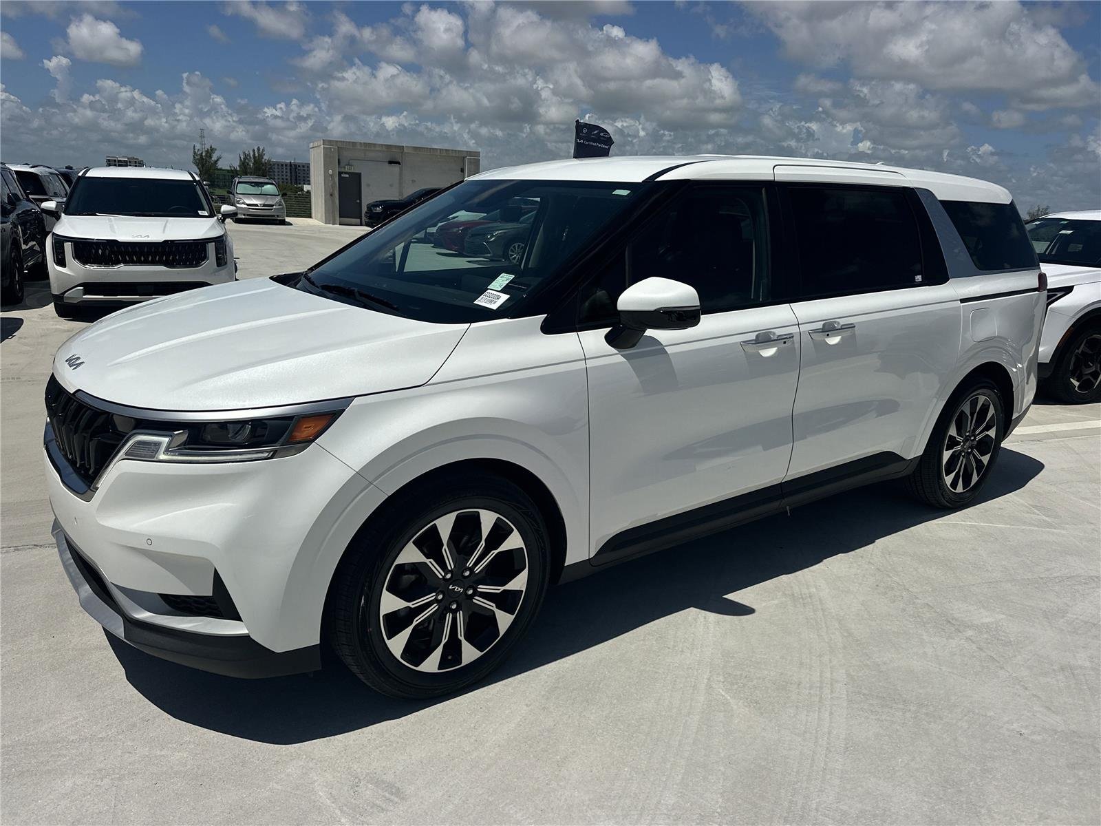 2024 Kia Sedona EX's photo