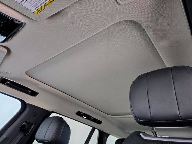 Used 2025 White Land Rover SE image 11