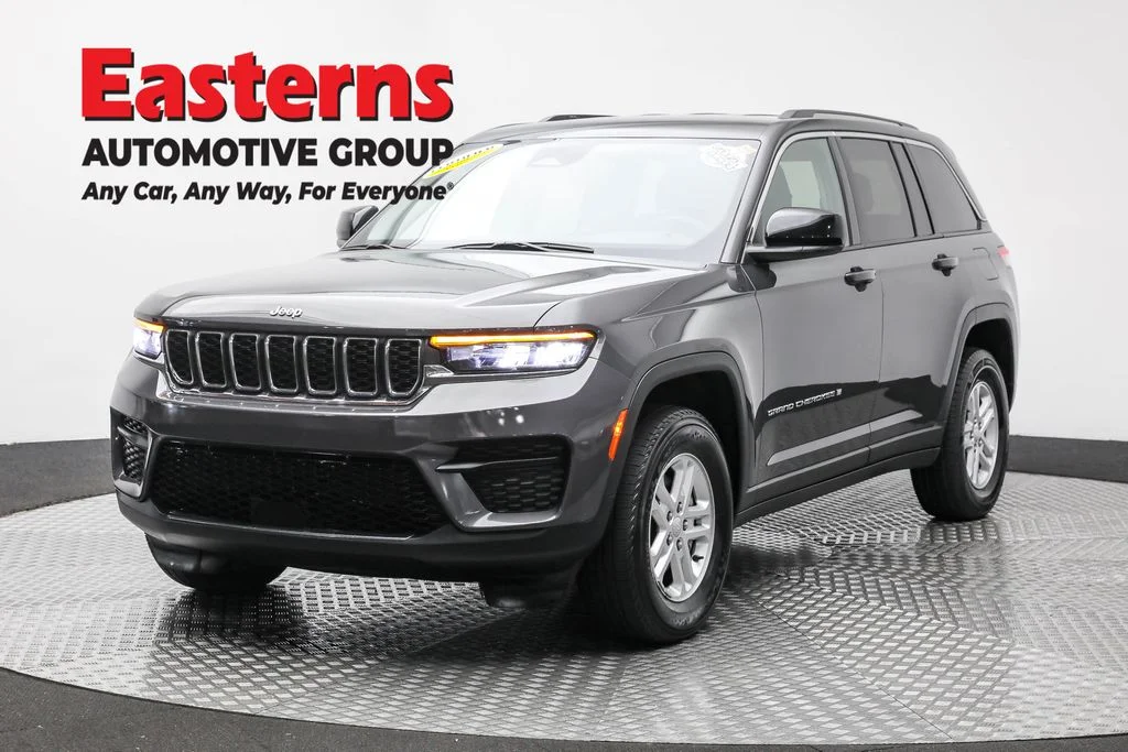 Used 2023 Gray Jeep Laredo image 1