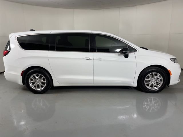New 2026 Bright White Clear-Coat Exterior Paint Chrysler Select image 9