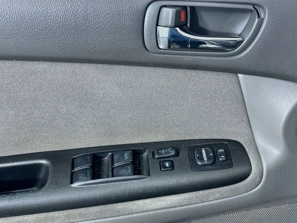 Used 2005 Lunar Mist Metallic Toyota STD image 20