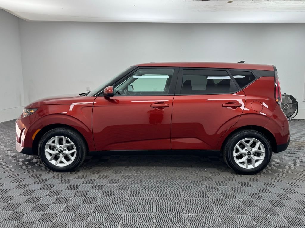 Used 2025 Mars Orange Kia LX image 10