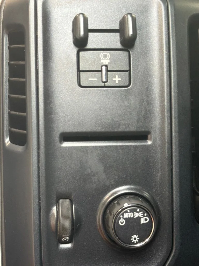 Used 2018 Summit White GMC Base image 21