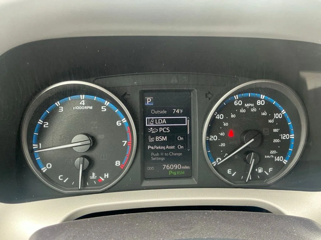 Used 2017 White Toyota XLE image 31