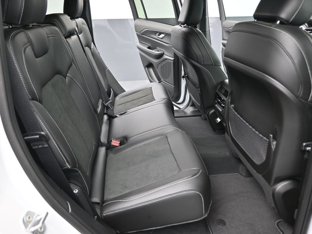 New 2025 Bright White Clear-Coat Exterior Paint Jeep Altitude X image 25