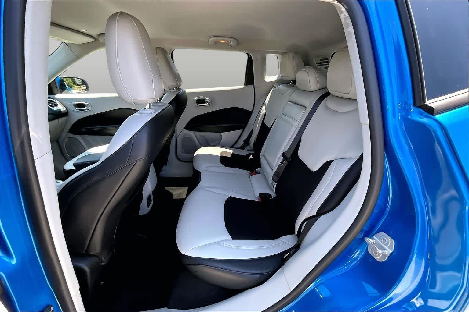 Used 2018 Laser Blue Pearlcoat Jeep Latitude image 19