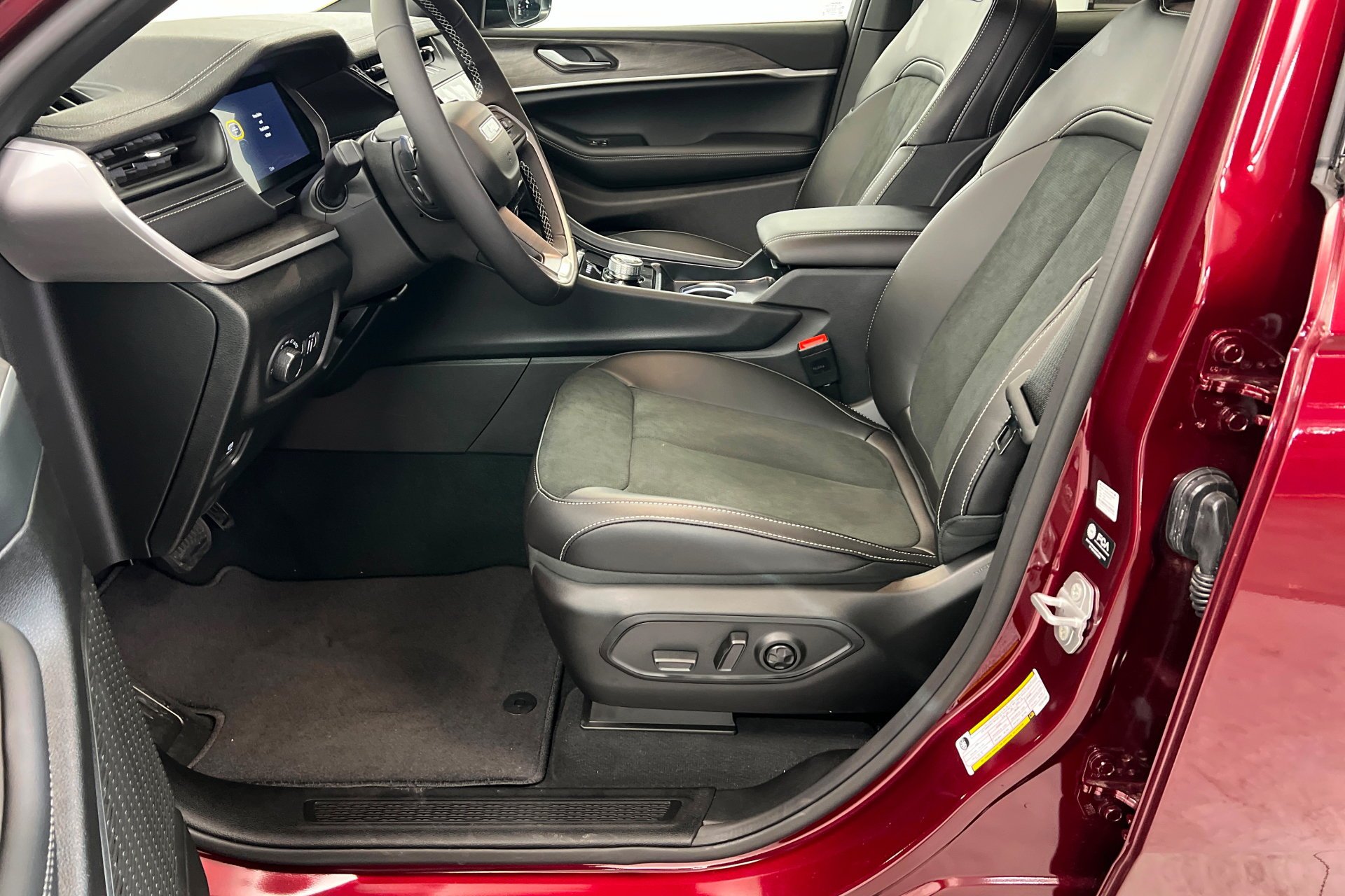 New 2026 Velvet Red Pearl-Coat Exterior Paint Jeep Laredo Altitude image 18