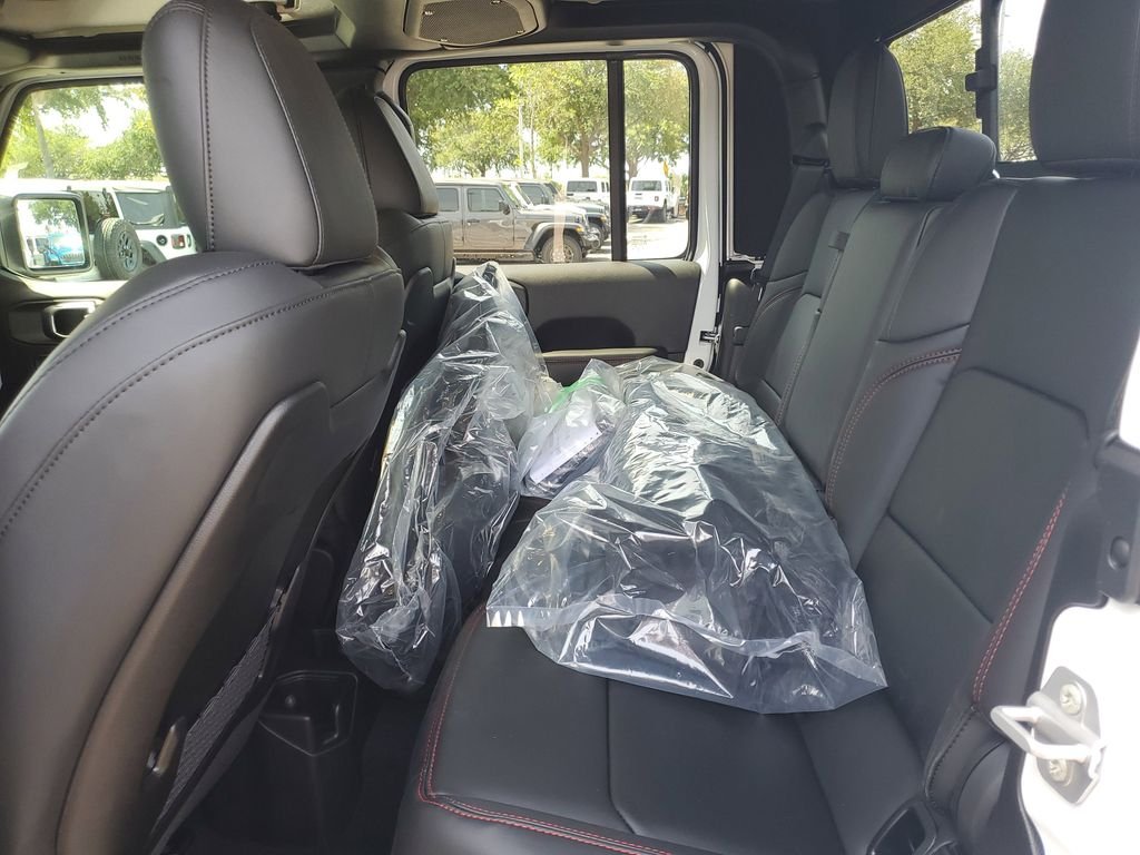 New 2026 Bright White Clear-Coat Exterior Paint Jeep Rubicon X image 7