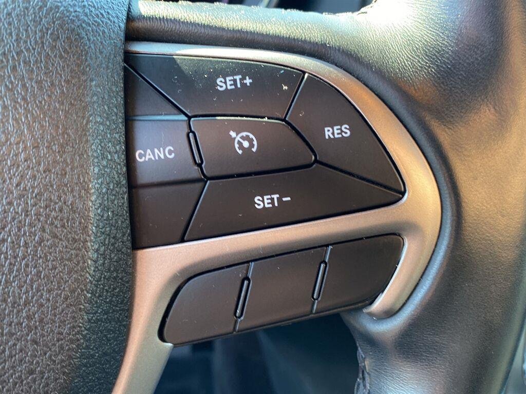 Used 2018 Diamond Black Crystal Pearlcoat Jeep Limited image 19