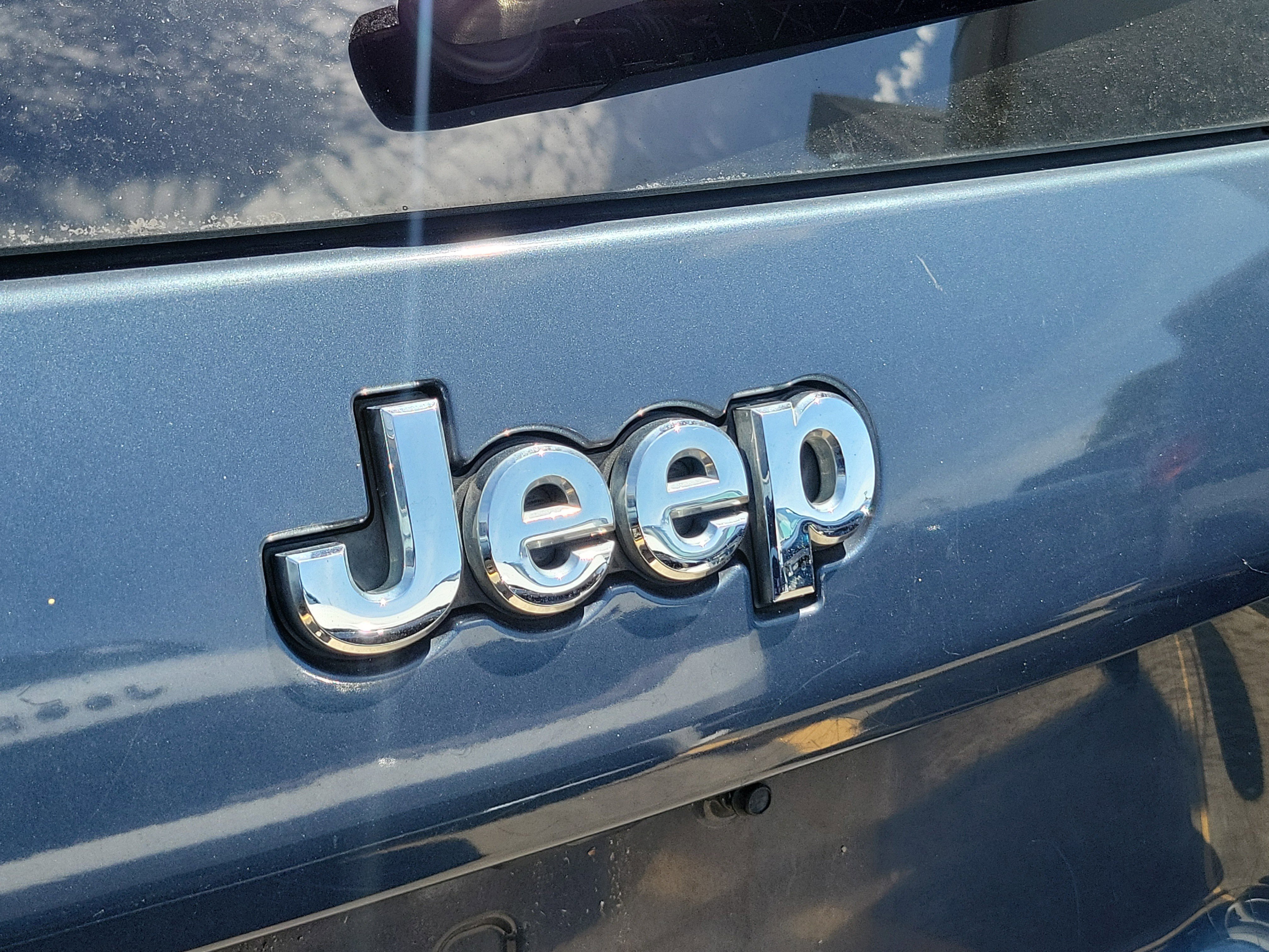 Used 2020 Slate Blue Pearlcoat Jeep Latitude image 10
