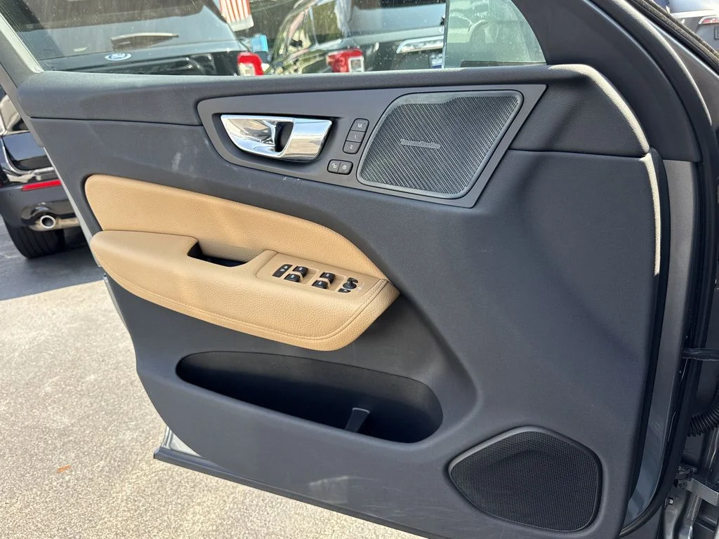 Used 2019 Gray Volvo T6 Momentum image 23