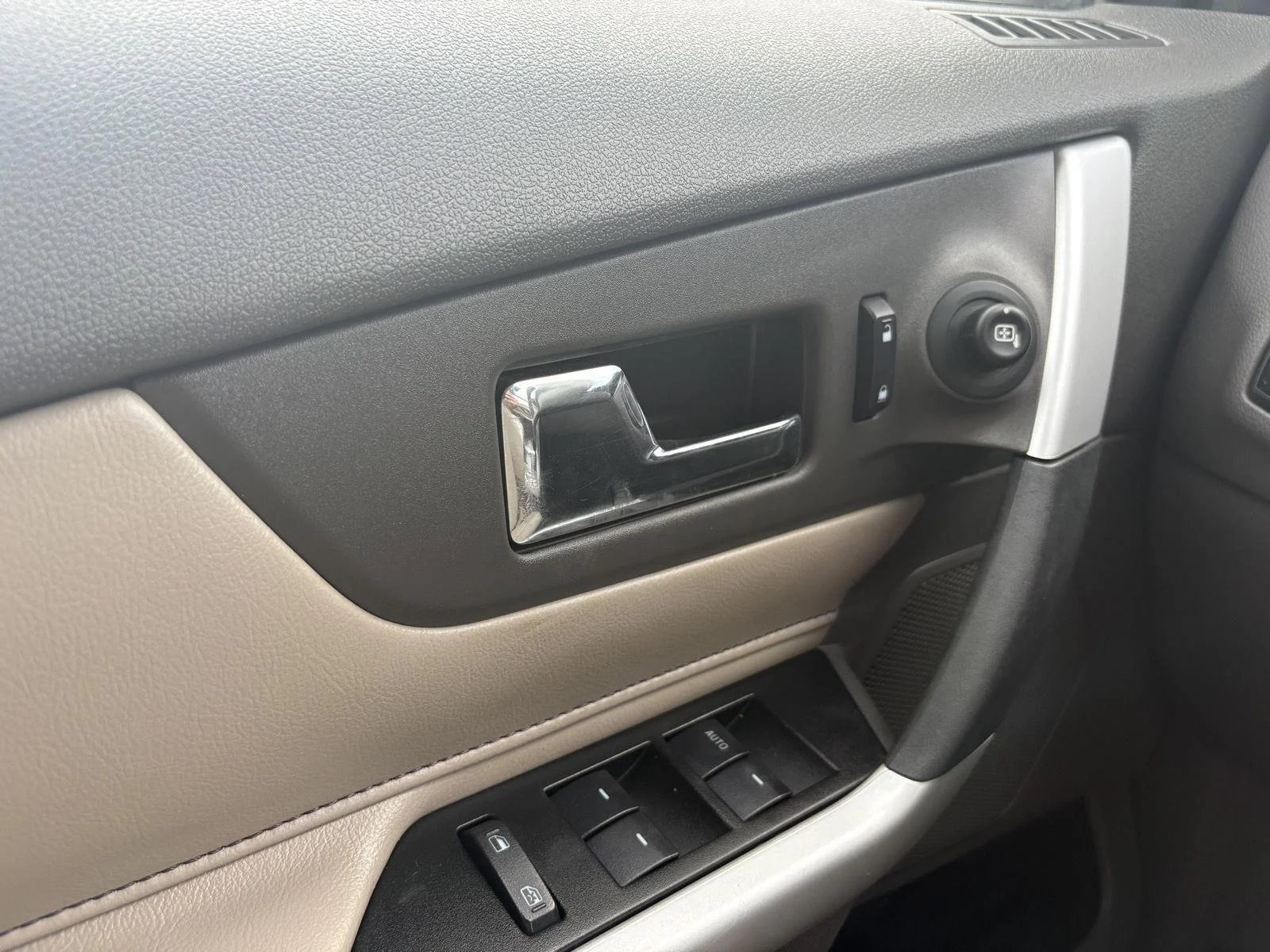 Used 2013 White Ford 4dr SEL AWD image 19