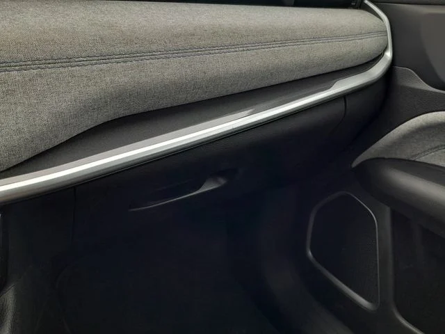 Used 2024 Silver Jeep Latitude image 28