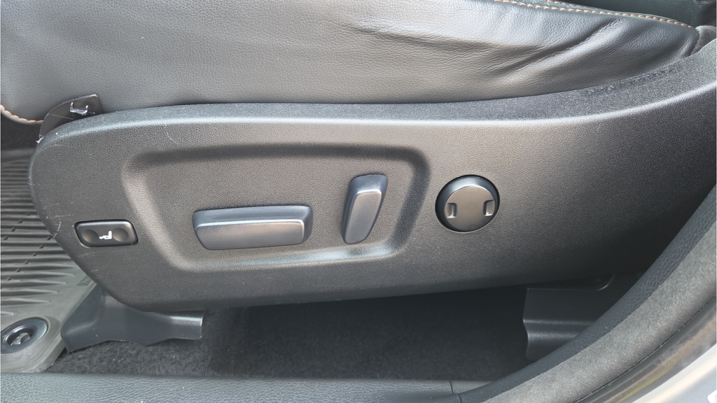 Used 2014 Silver Toyota XLE V6 image 43