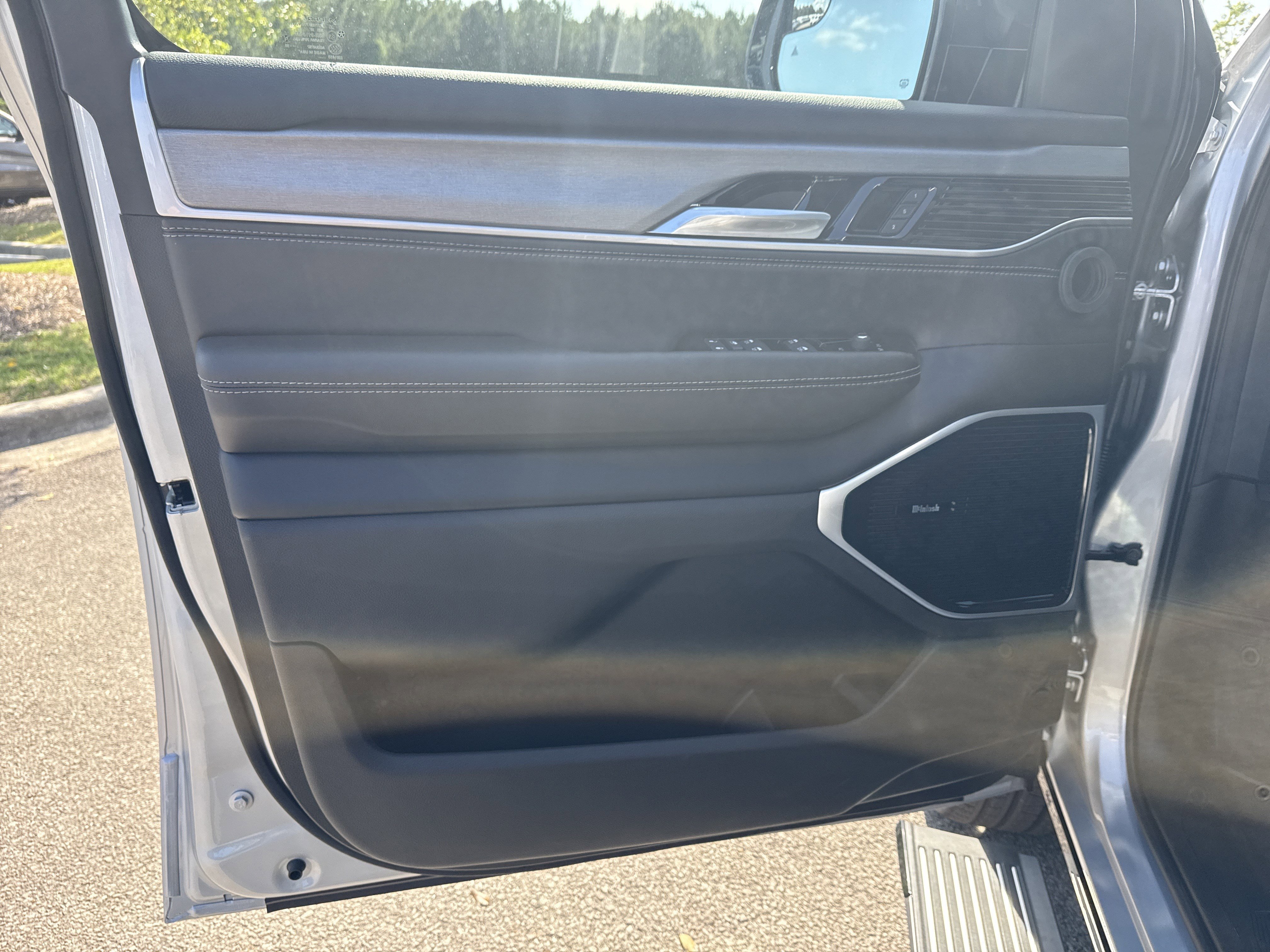 New 2026 Silver-Zynith Exterior Paint Jeep Limited Reserve image 11