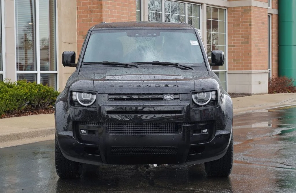 New 2026 Santorini Black Land Rover X-Dynamic SE image 4