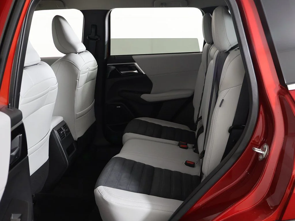 2025 Mitsubishi Outlander SE - Photo 31