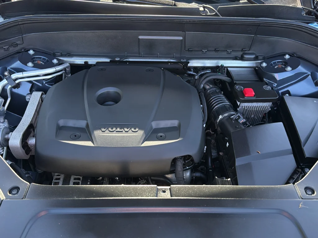 Used 2021 Blue Volvo T6 Momentum image 32
