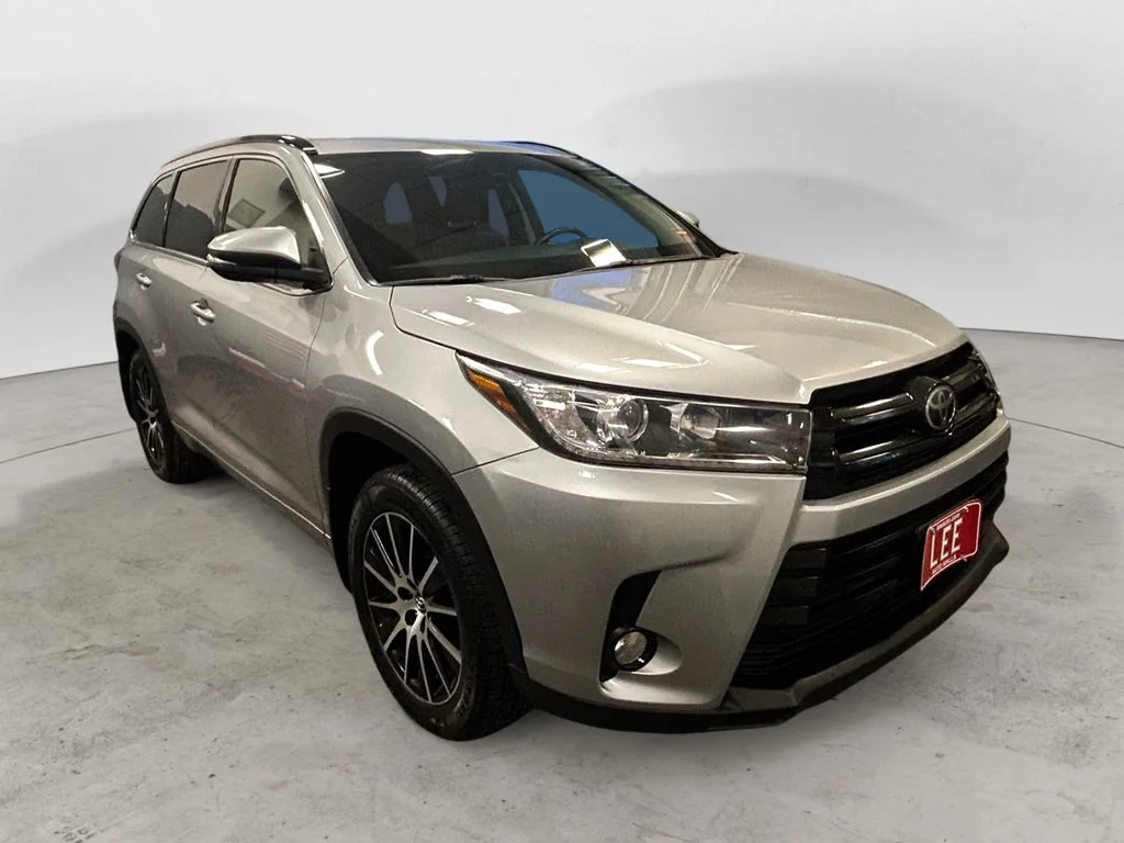 Used 2017 Celestial Silver Toyota XLE V6 image 7