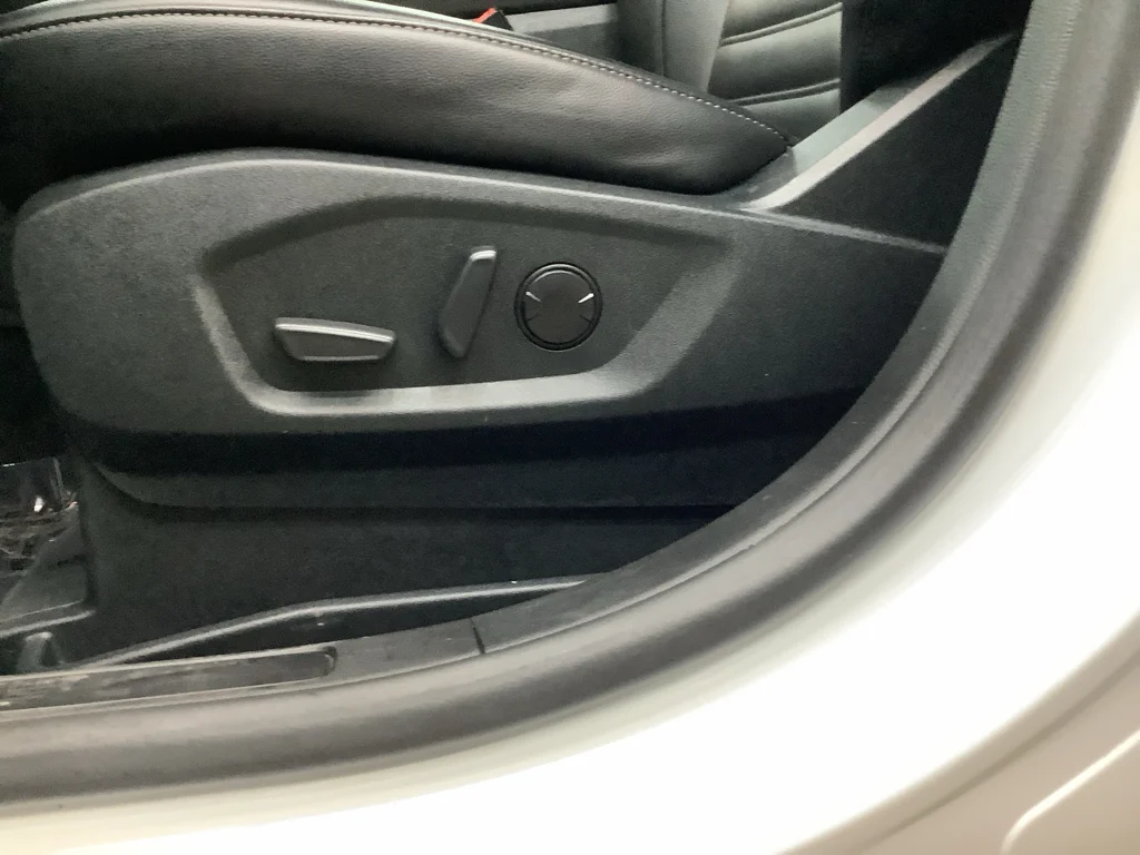 Used 2022 Oxford White Ford SEL image 12