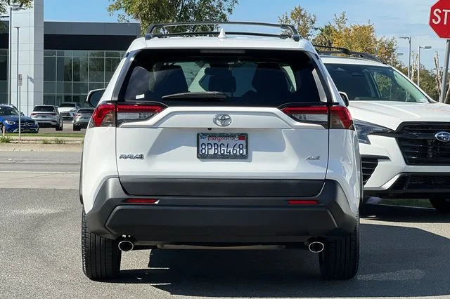 Used 2019 White Toyota XLE image 5