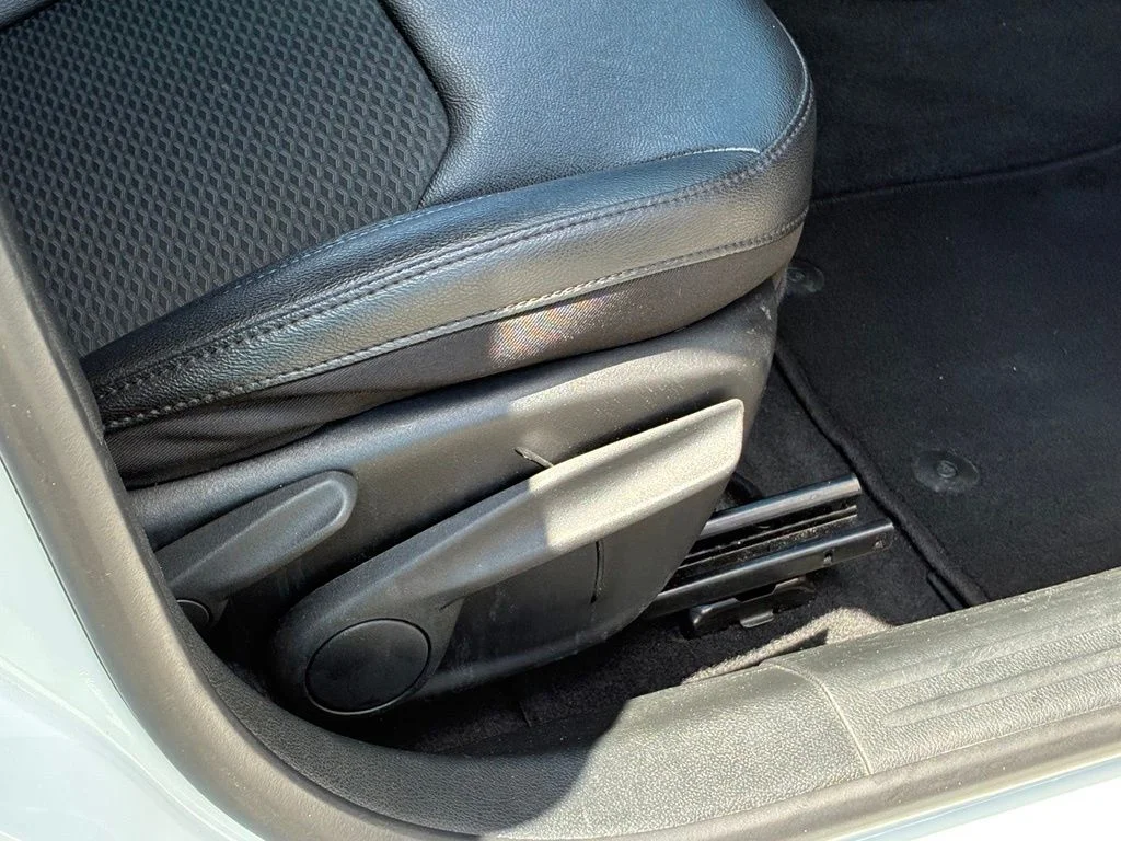Used 2024 White Jeep Latitude image 39
