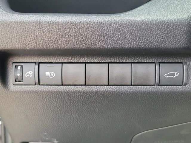 2025 Toyota RAV4 XLE - Photo 22
