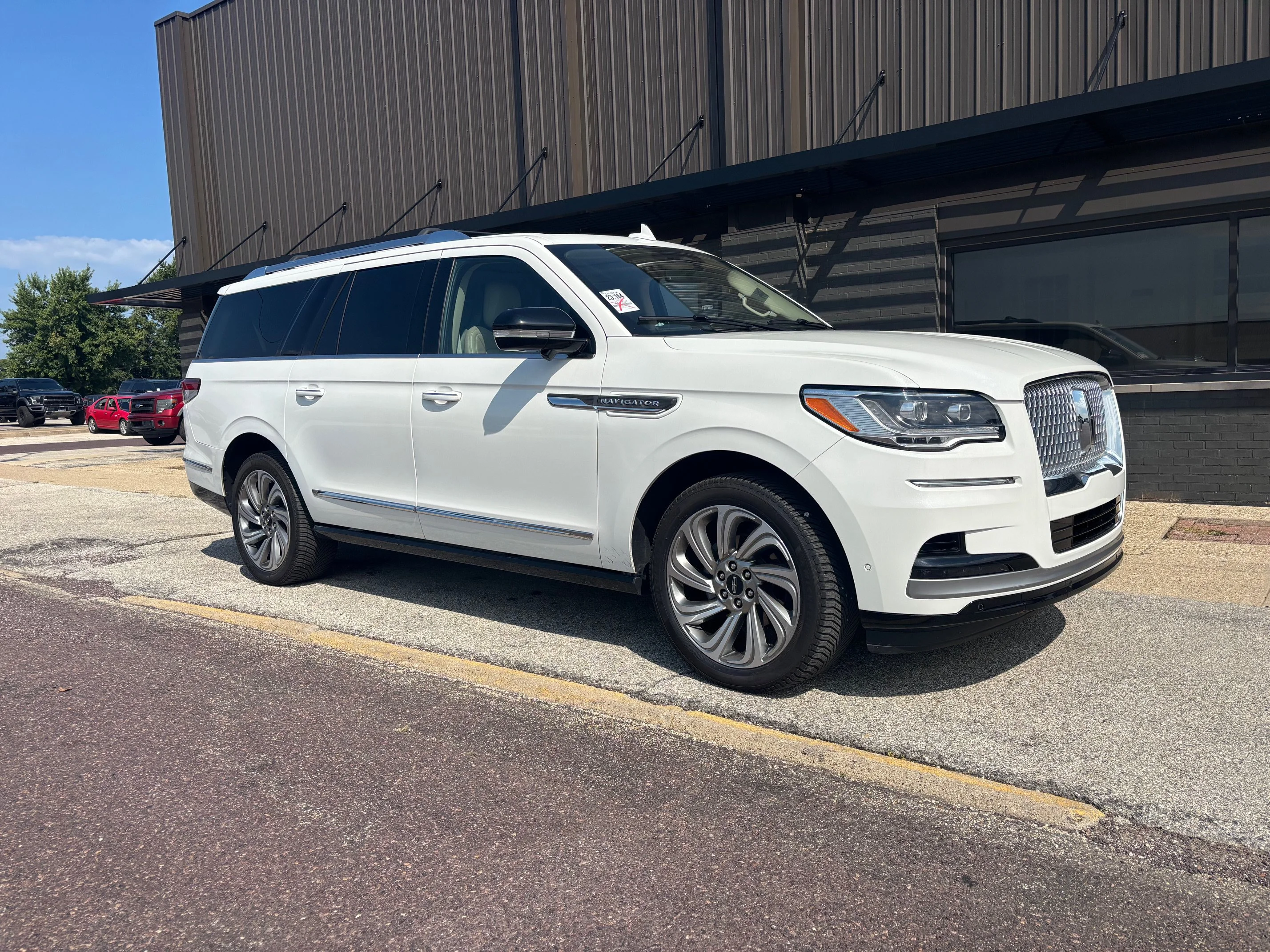 Used 2022 Pristine White Metallic Tri-Coat Lincoln Reserve image 3