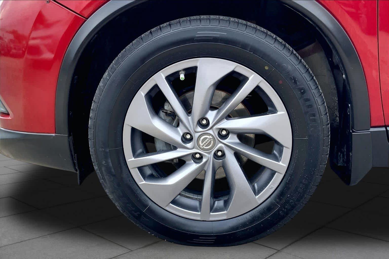 Used 2016 Cayenne Red Nissan SL image 11