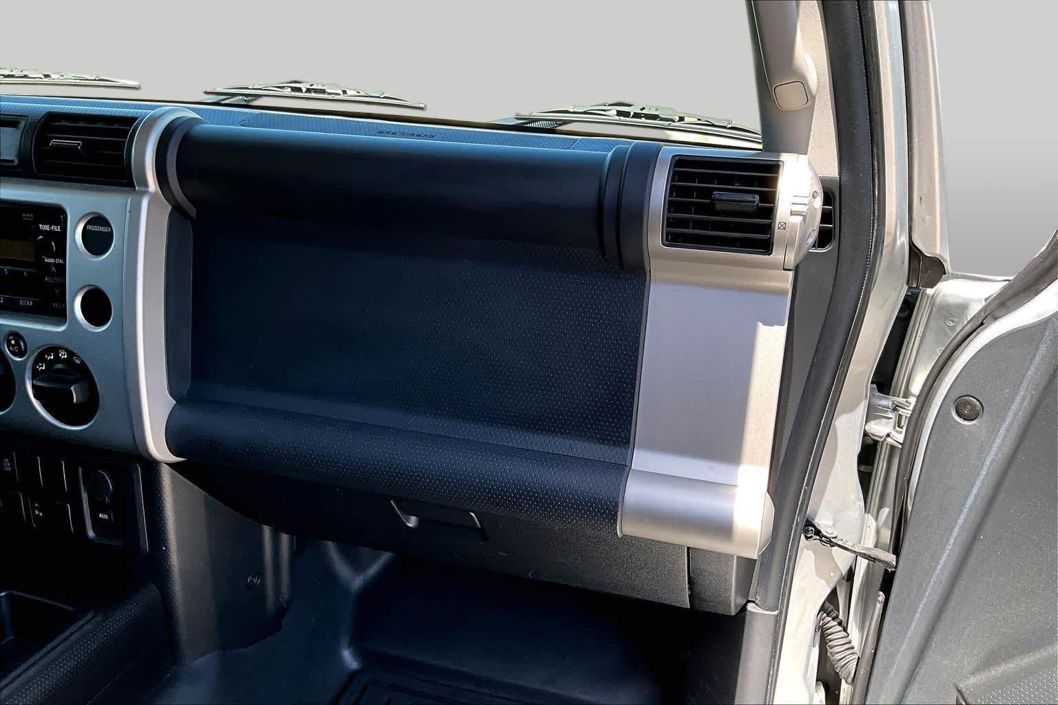 Used 2008 White / Titanium Metallic Toyota  image 18