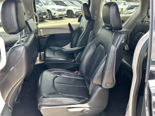 Used 2024 Brilliant Black Crystal Pearlcoat Chrysler Select image 9