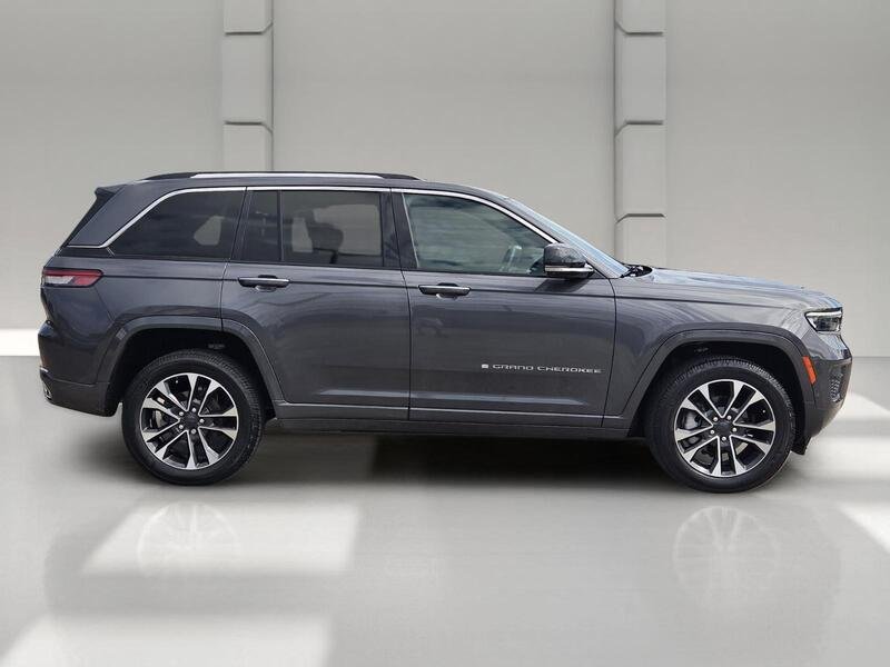 Used 2022 Gray Metallic JEEP OVERLAND 4X2 image 6