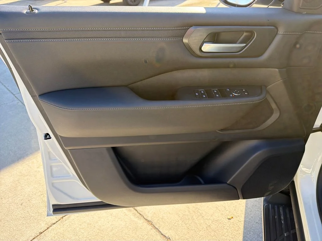 2026 Nissan Armada SV - Photo 16