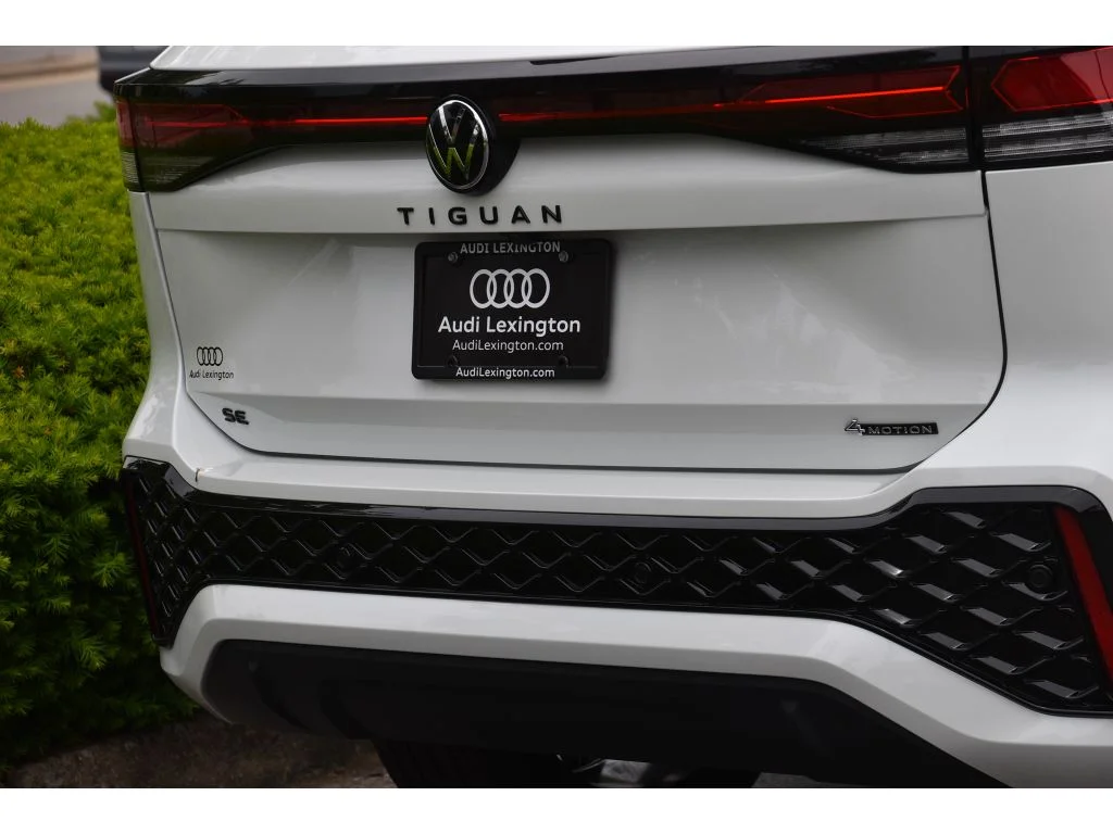 Used 2025 Opal White Pearl Volkswagen SE R-Line Black image 29