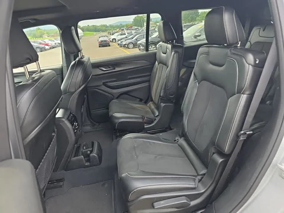 Used 2023 Silver Zynith Jeep Altitude image 6
