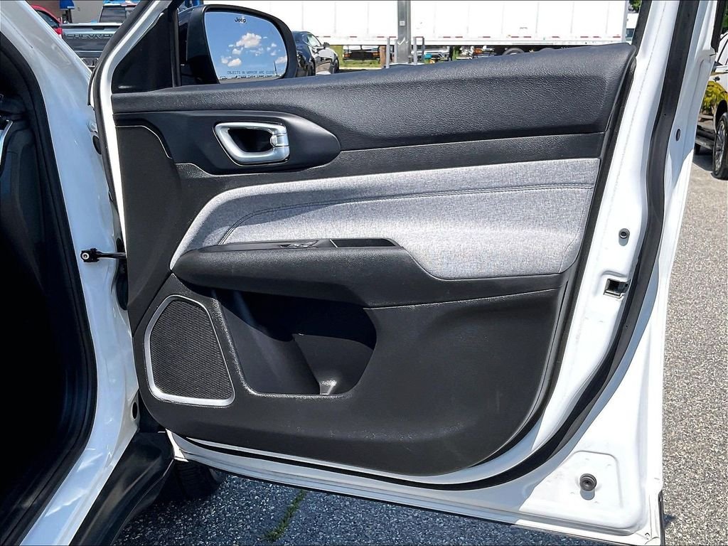 Used 2024 White Jeep Latitude image 12